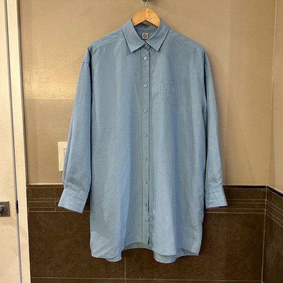 TOTÊME Oversized Tencel™ Lyocell + Linen-Blend Chambray Shirt With Chest Logo - Picture 8 of 16